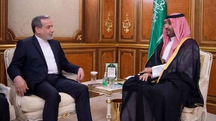 تصویر مربوط به بررسی تحولات منطقه در دیدار وزیر خارجه با ولیعهد عربستان